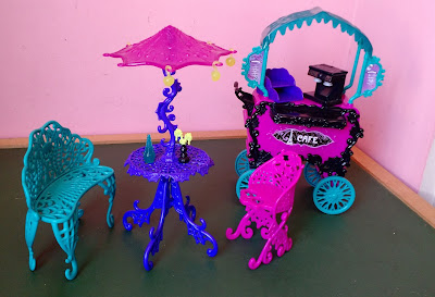 Brinquedo de plástico, móveis de uma cafeteria das bonecas Monster High:   vendido Balcão com caixa registradora e máquina de café e acessorios em cima da mesa  R$ 35,00) ; mesa com acessórios mais guarda sol  R$ 30,00 ; poltrona rosa  para uma R$ 15,00 e azul turquesa para dois R$ 20,00  