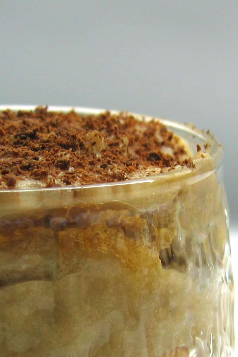 Taças de tiramisú de castanhas Taça de tiramisú de castanhas vista de perto