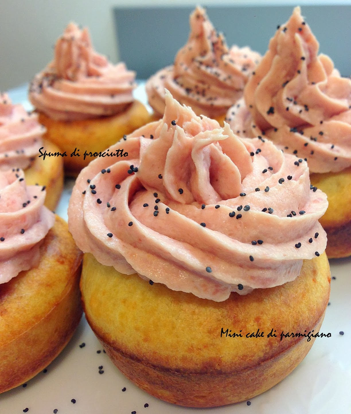 Cupcakes di parmigiano con spuma di prosciutto