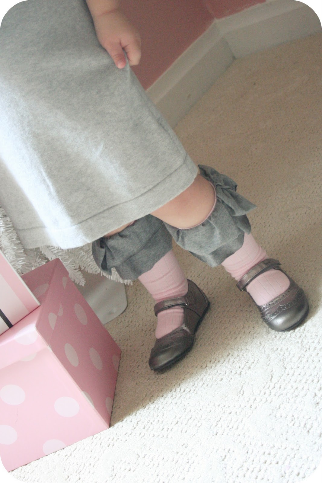 Polka Dot Bungalow: Ruffle Knee Socks {Tutorial}