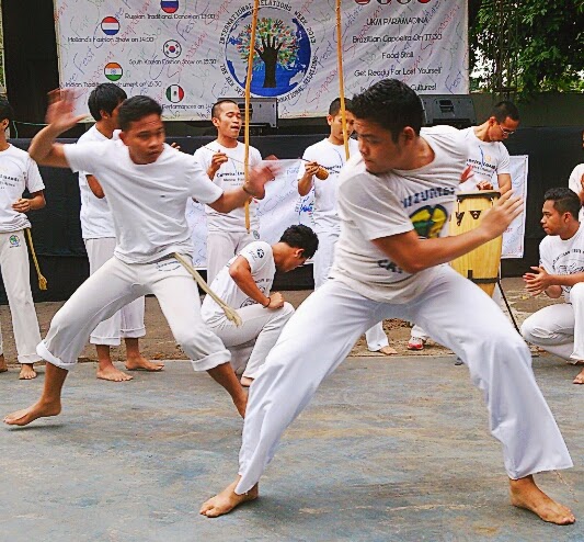 Беримбау инструмент. Капоэйра приемы. Капоэйра иркутск дмитрий апранович. Капоэйра ногинск морозовский. Беримбау капоэйра.