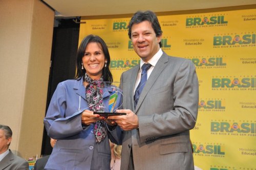 Professora Cristina Freire de Cristalina recebe prêmio no MEC
