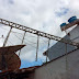 Torre de antena de transmissão cai em casa no sul da Bahia; veja fotos