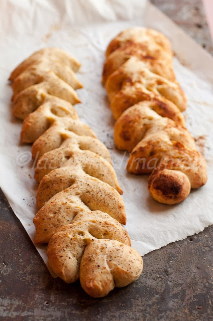 pane con lm non rinfrescato e spezie  a forma di spiga