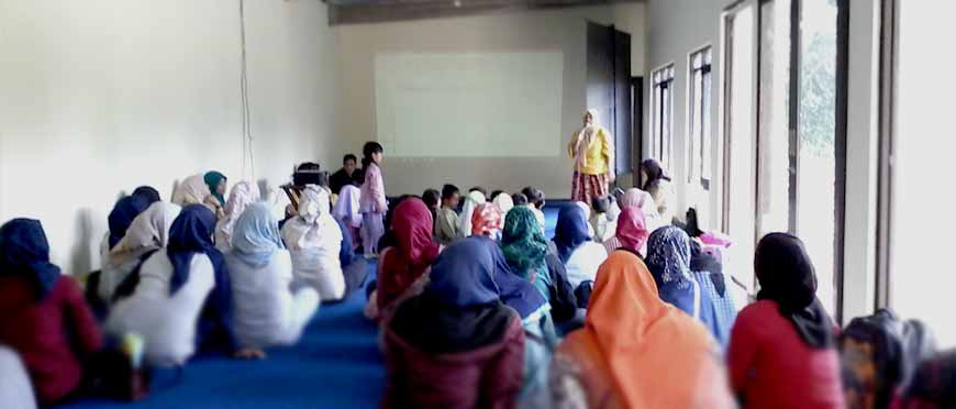 Nonton Bareng di Perpustakaan Desa Ciburial, Selasa (6 Februari 2018).
