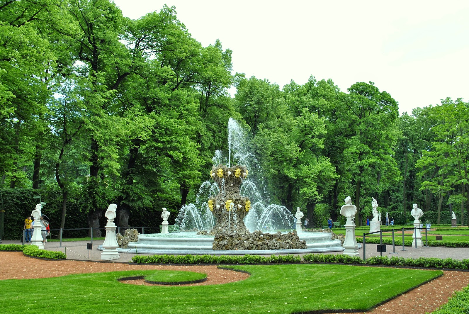Сколько летних садов было в санкт петербурге. Летний сад в санкт-петербурге. Летний сад петра 1 в санкт-петербурге. Парк летний сад в санкт-петербурге. Музей в летнем саду в санкт-петербурге.