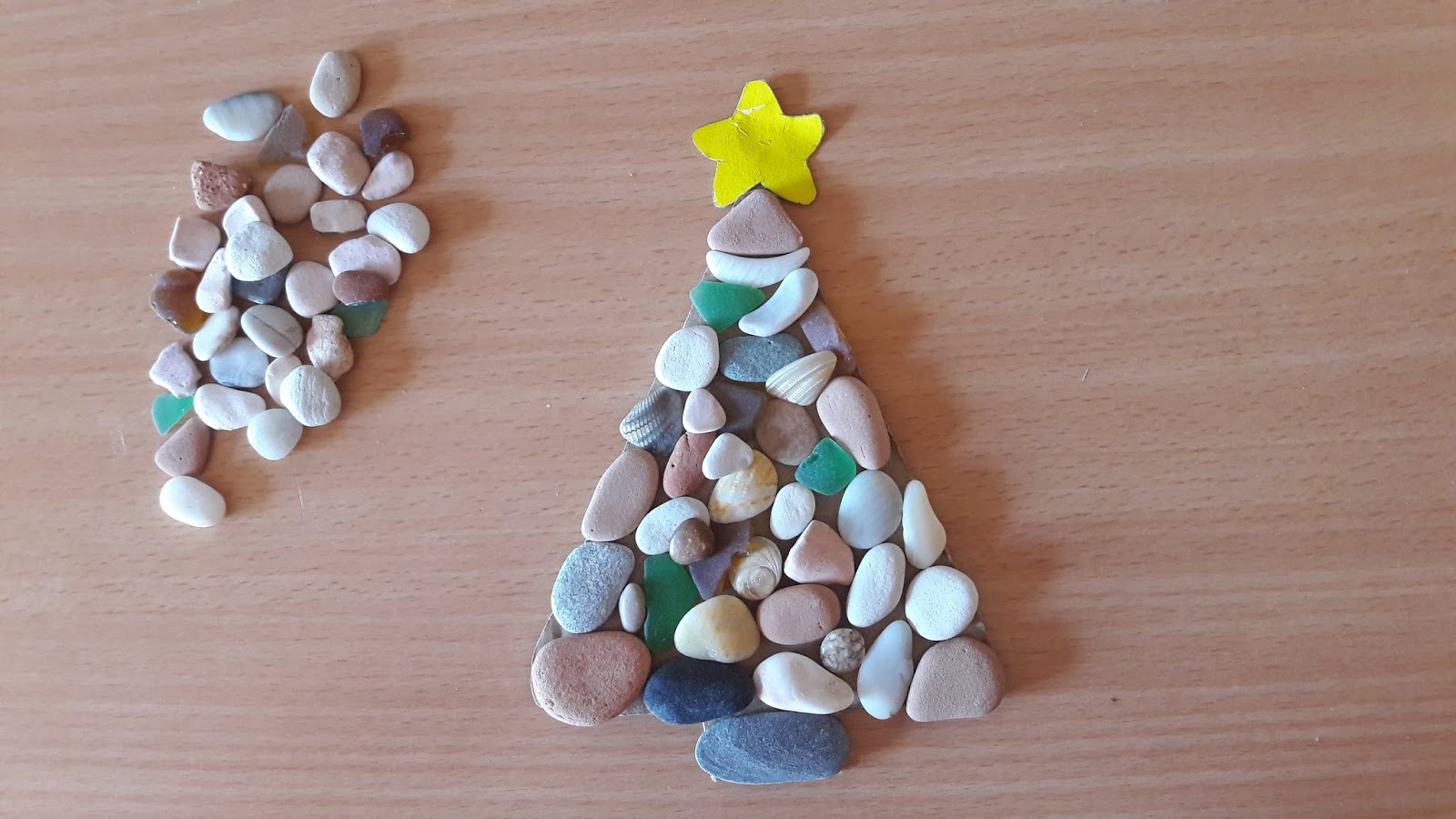 Mamme come me: Lavoretti di Natale: Albero di Natale con le pietre