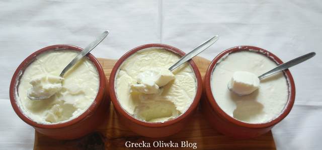 Grecki Jogurt - Porcja zdrowia na dzień dobry. gliniane kubeczki z jogurtem Grecja