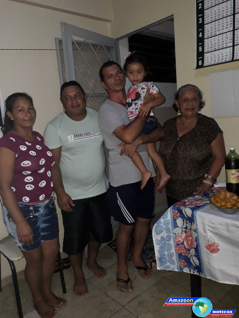 O obidense e professor Everton Lopes que  reside em Manaus comemorou seu aniversario ao lado dos familiares.