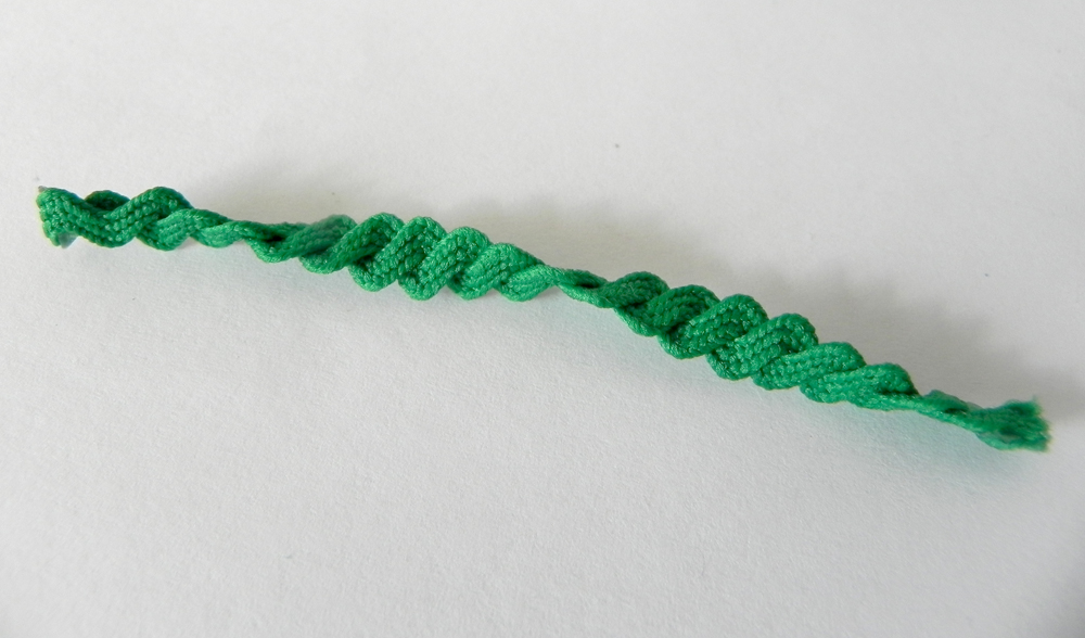 SybillinartNews: Tiny ric rac roses for accessories