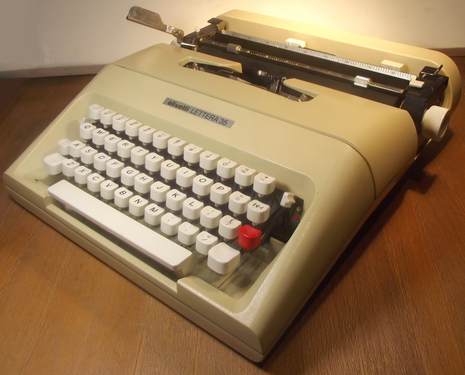 oz.Typewriter Olivetti Lettera 35 Portable Typewriter and Manual