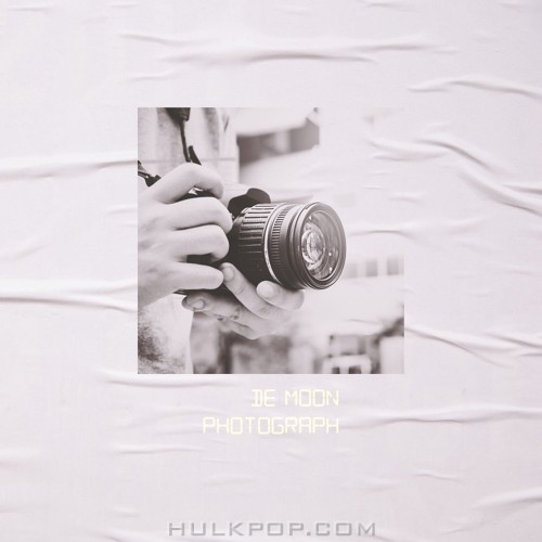De Moon – Photograph – Single
