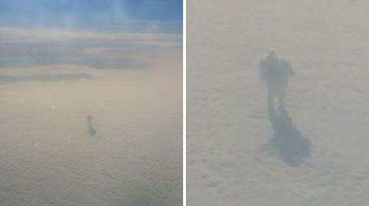 Misteriosa criatura caminando sobre las nubes fotografiado por avión de pasajeros