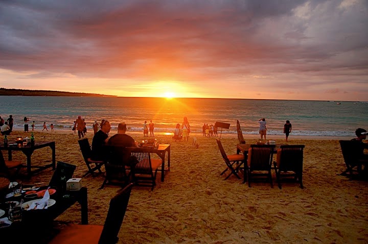 Romantic sunset at Jimbaran Beach, Bali Tourism - Touristnesia Find
