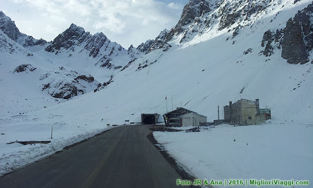 Neve nas montanhas e estrada nos Andes Neve nas montanhas e estrada nos Andes