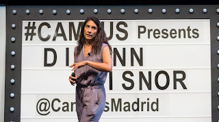 Mujer diserta delante de un cartel del Campus Madrid.