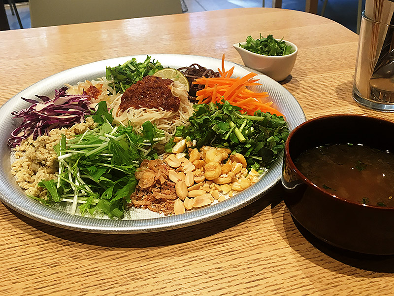 渋谷キャストの北欧カフェ『Åre(オーレ)』のヨヨナムのたっぷり野菜のカリカリ和え麺