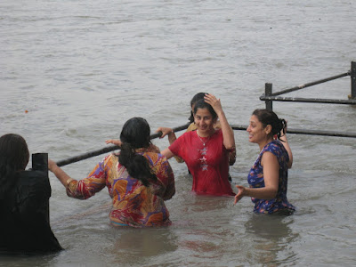 indian Girls Bathing At ganga River - Chuttiyappa
