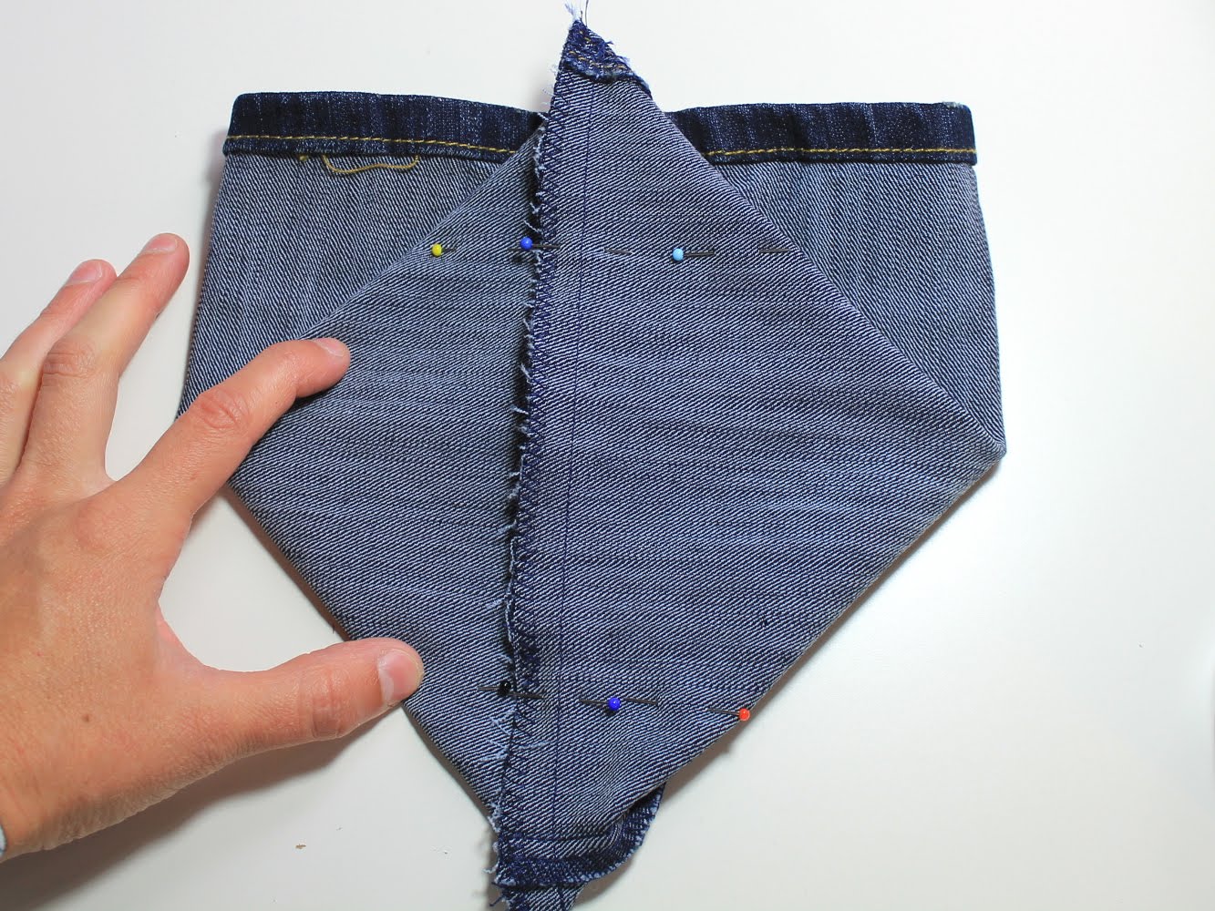 bekikilicious Upcycling Wie du dir aus einer alten Jeanshose ganz einfach einen kleinen Jeans