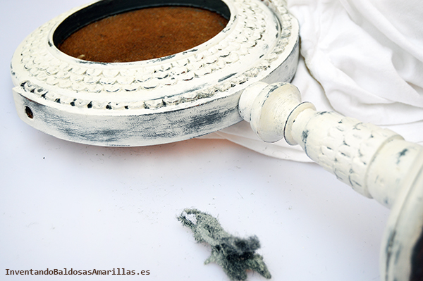 Combinación de gris y blanco sobre madera