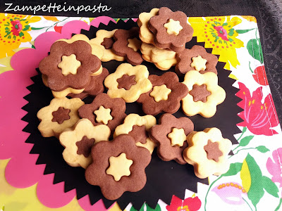 BISCOTTI BICOLORI A FORMA DI FIORE