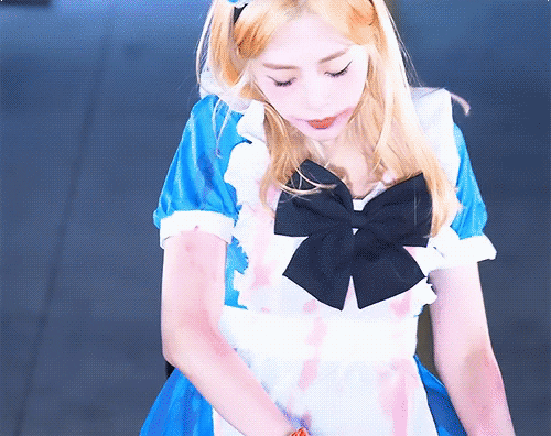 어제자 할로윈 분장하고 신촌에 나타난 아이돌.jpgif | 인스티즈