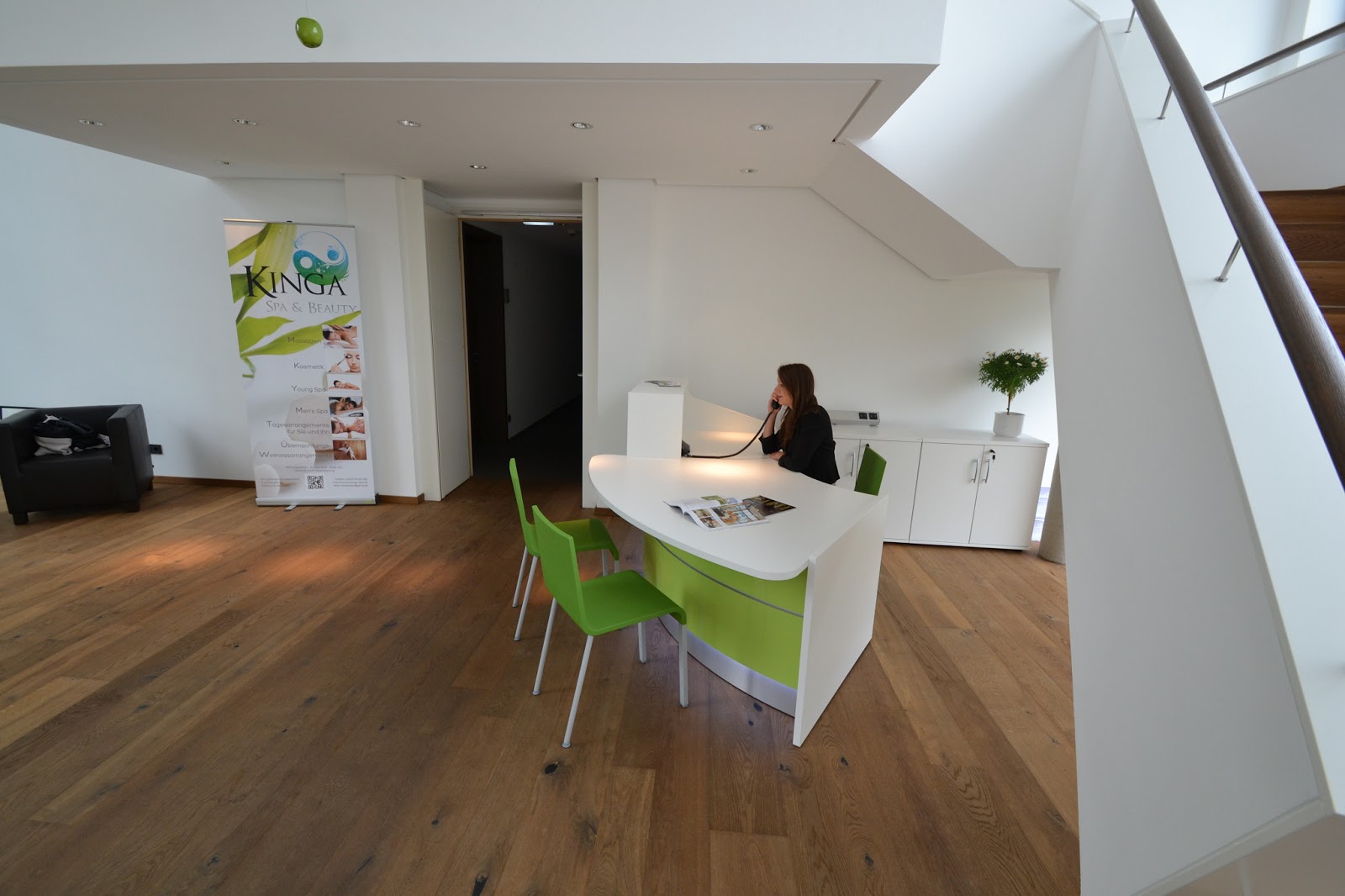 Colour up your office !: Preiswerte und günstige Empfangmöbel für