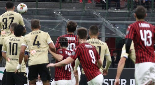 بهدف وحيد نادي ميلان يحقق الفوز على فريق سبال في مباراة الجولة العاشره من الدوري الايطالي