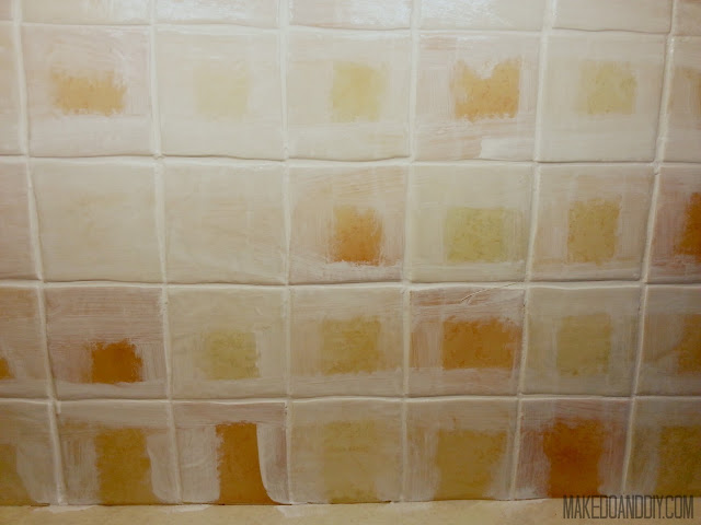 painted kitchen tile backsplash, cheap and easy update for dated tile. www.makedoanddiy.com