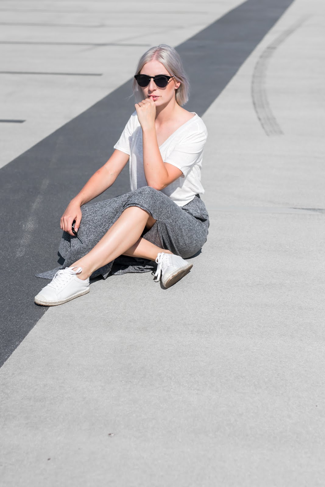 s.Oliver, summer look, minimal, white t-shirt, maxi skirt, jersey, espadrille sneakers