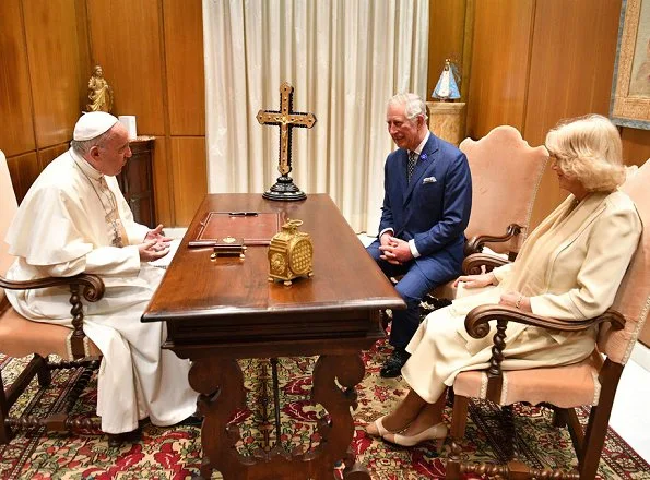 Prince Charles and his wife , Duchess Camilla of Cornwall met with Pope Francis at the Apostolic Palace in Vatikan. Duchess Camilla wear Pearl necklace