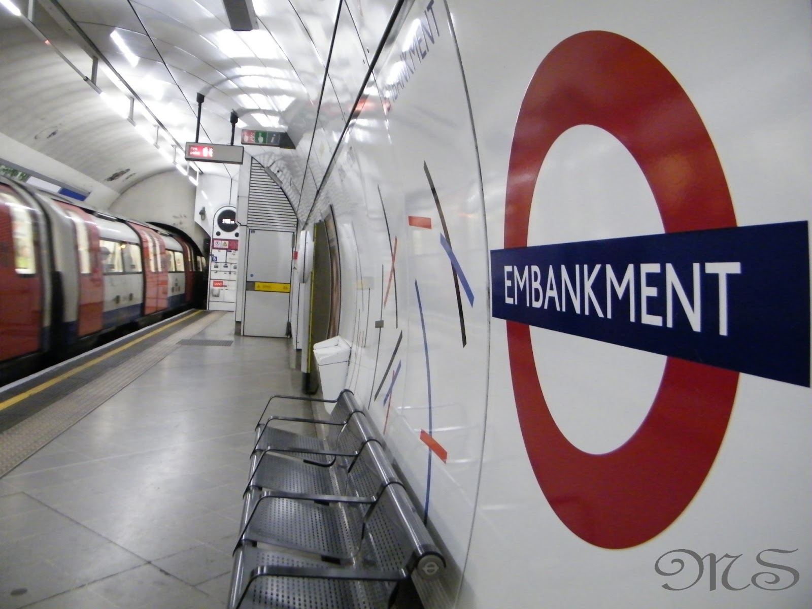 Attention à La Marche En Descendant Du Train It Happens in London: Mind the Gap