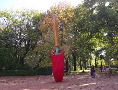 Escultura de pá de jardineiro no Jardim de Serralves