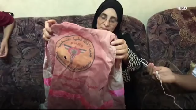 Mengangkat Rompi Berdarah, Ibunda Razan: Ini Senjata Anakku
