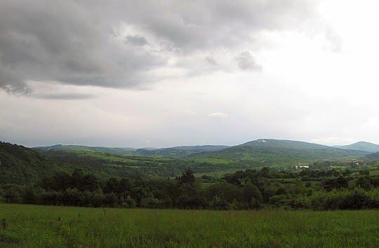 Dolina Jasiołki. Nieco z prawej wznosi się Piotruś (728 m n.p.m.).