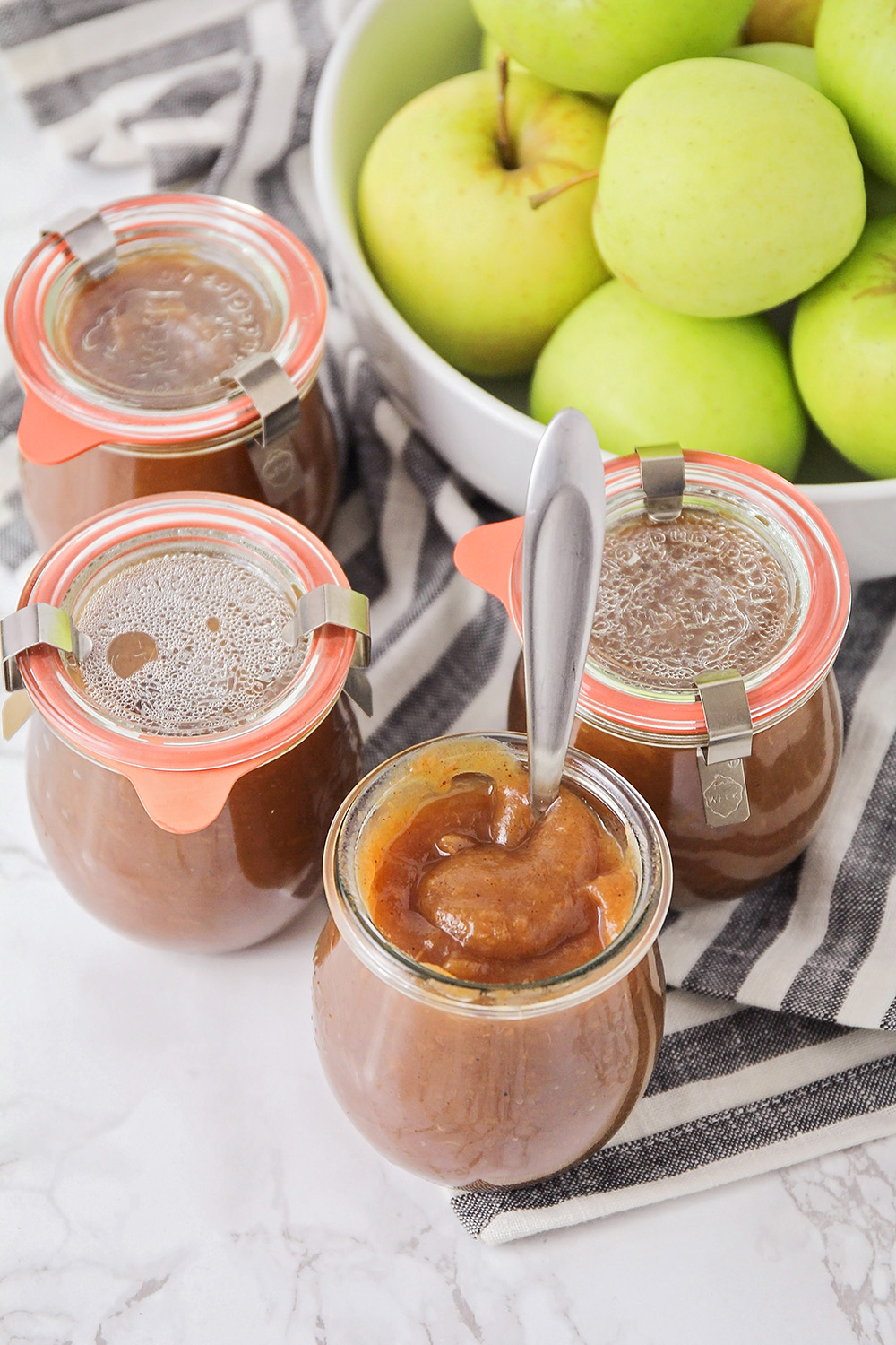This instant pot apple butter tastes fantastic and is so quick and easy to make!