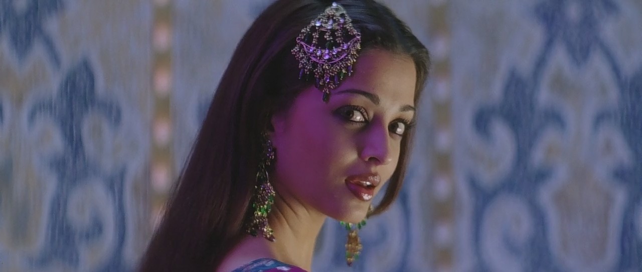 Aishwarya Rai's Item Song Kajra Re HD Stills from Movie Bunty Aur Babli