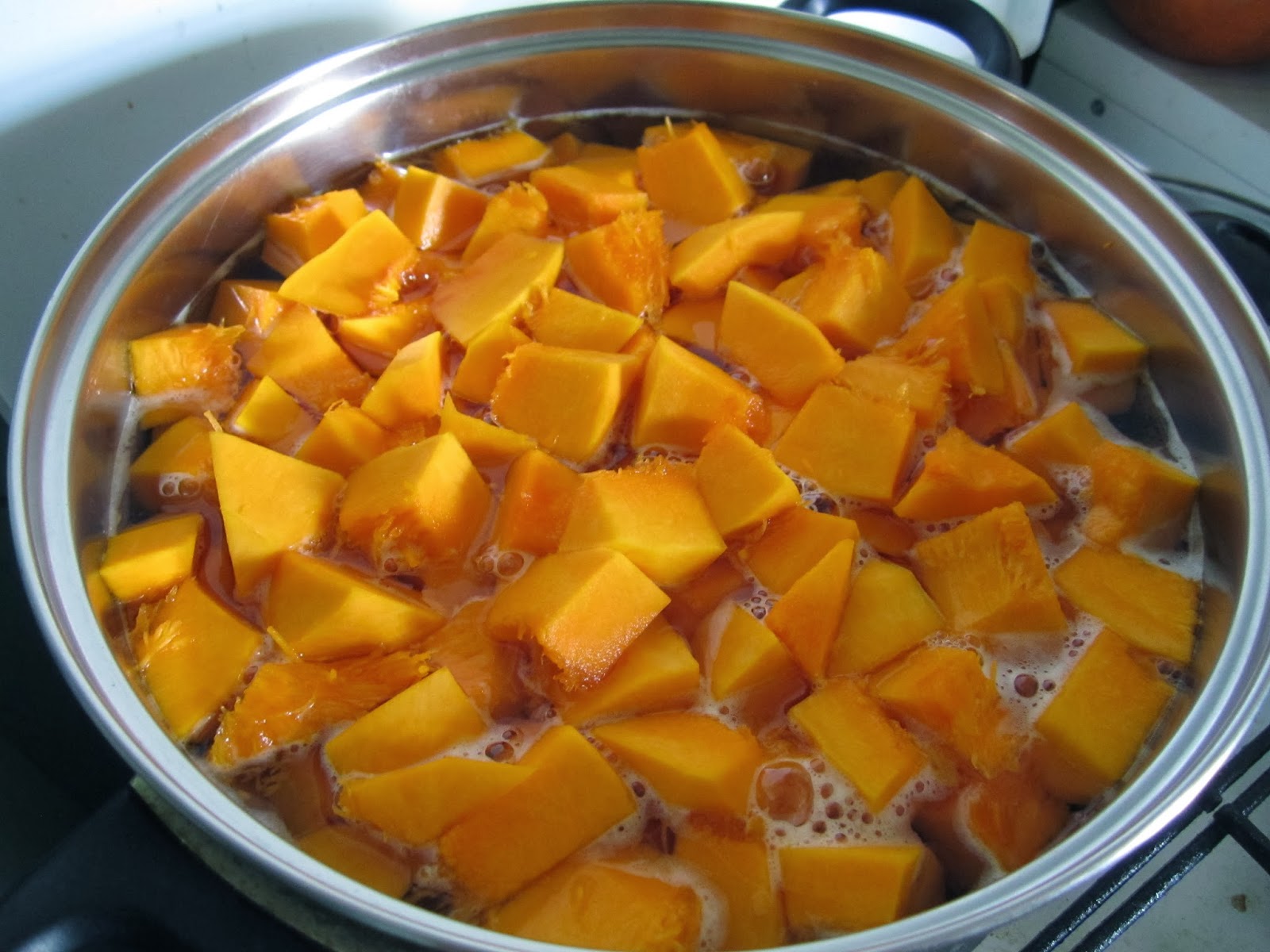 Тыква варится в кастрюле. Пареная тыква. Тыква апельсин. Тыква на воде в кастрюле. Отварить тыкву в воде.
