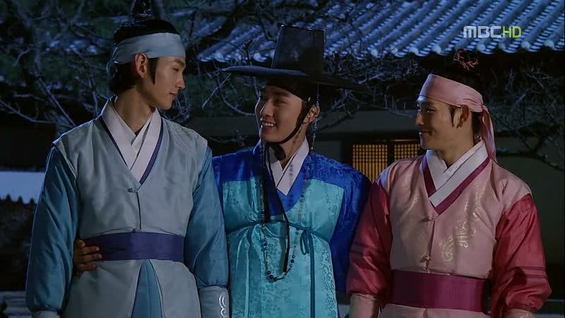 Солнце в объятиях луны сериал 2012. Солнце в объятиях луны дорама поцелуй. Сердце в объятиях луны. Лим сиван актер солнце в объятиях луны. Ким со хён солнце в объятиях луны.