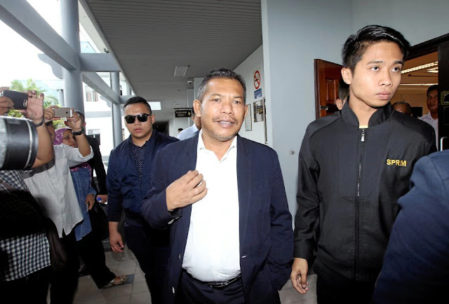 Bekas Pegawai Datuk Bandar Hadapi Tuduhan Pecah Amanah RM19 Juta Bekas Pegawai Datuk Bandar Hadapi Tuduhan Pecah Amanah RM19 Juta