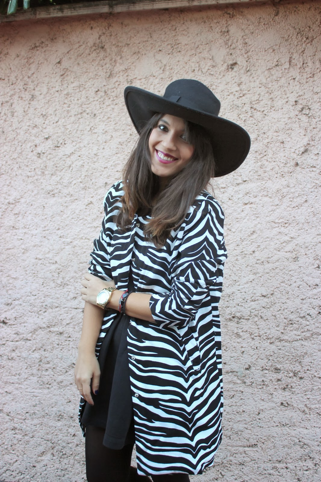 fashion blogger con abrigo zebra y botas apache customizadas