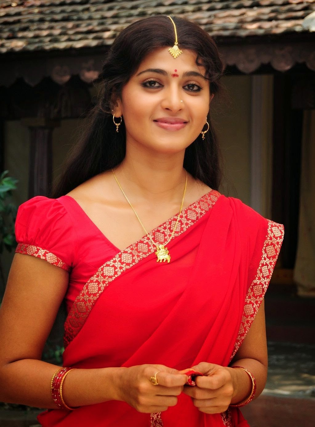 Kollywood Actress Anushka Shetty Cute Navel Stills In Red Saree