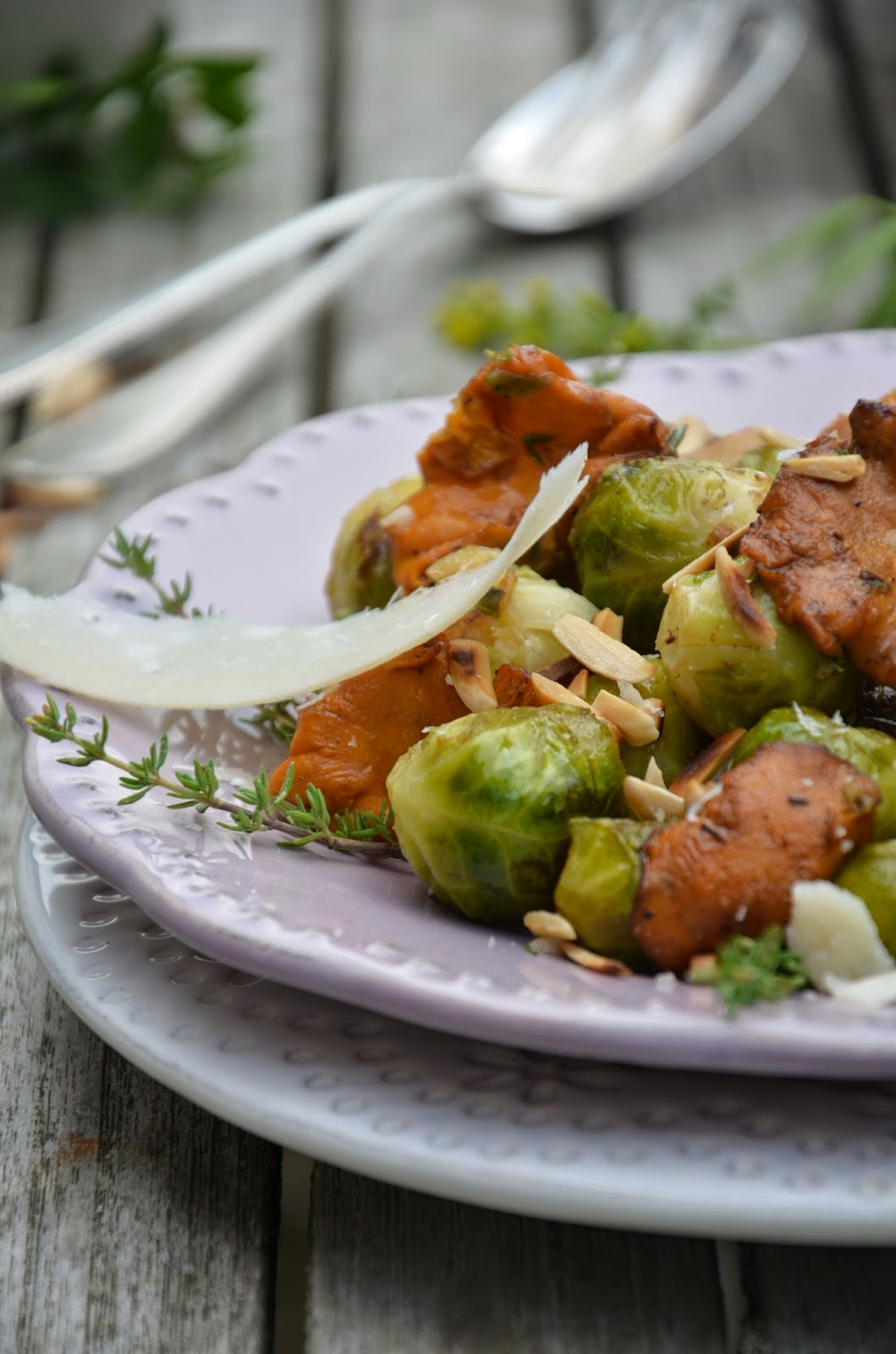 Lauwarmer Rosenkohl- Pfifferling Salat mit Mandelstiften und Parmesan