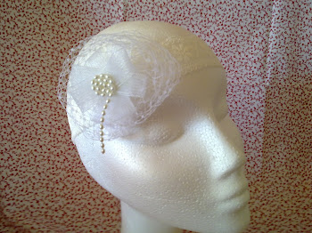 Turbante de novia hecho de delicado encaje con tul y perlitas