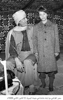 صورة نادرة لمعمر القذافي مع ابنته عائشة عام 1986م