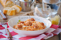 Spaguettis con albóndigas y sofrito de tomate