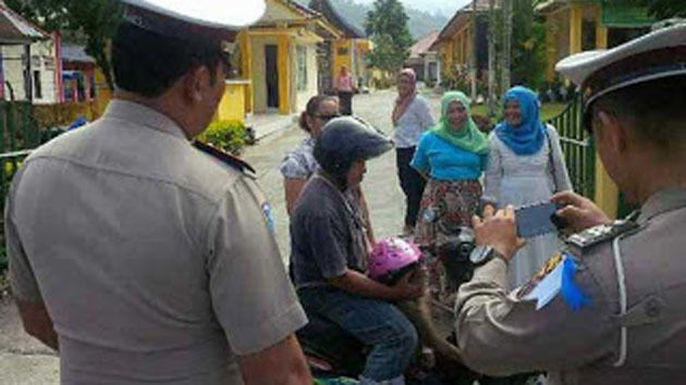 Pakainkan Helm pada Monyet, Pengendara Motor Ini Dapat Pujian dari Polisi Pakainkan Helm pada Monyet, Pengendara Motor Ini Dapat Pujian dari Polisi