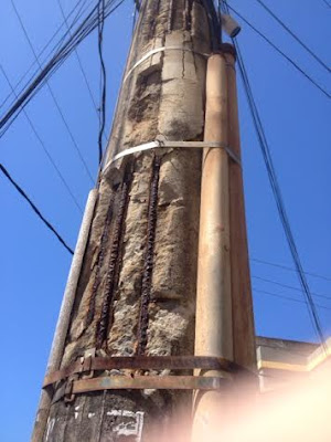 Pedaços de concreto continuam despencando do poste e a Coelba não toma providências Pedaços de concreto continuam despencando do poste e a Coelba não toma providências