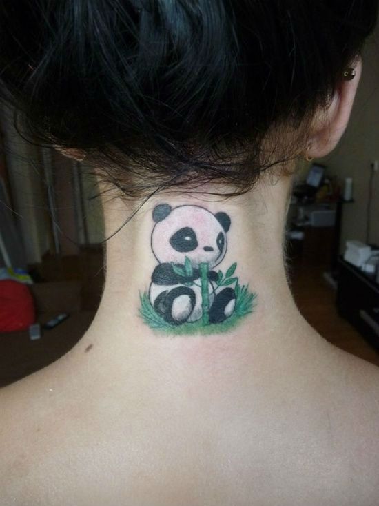 Vemos el ttuaje de un oso panda en la piel de una chica