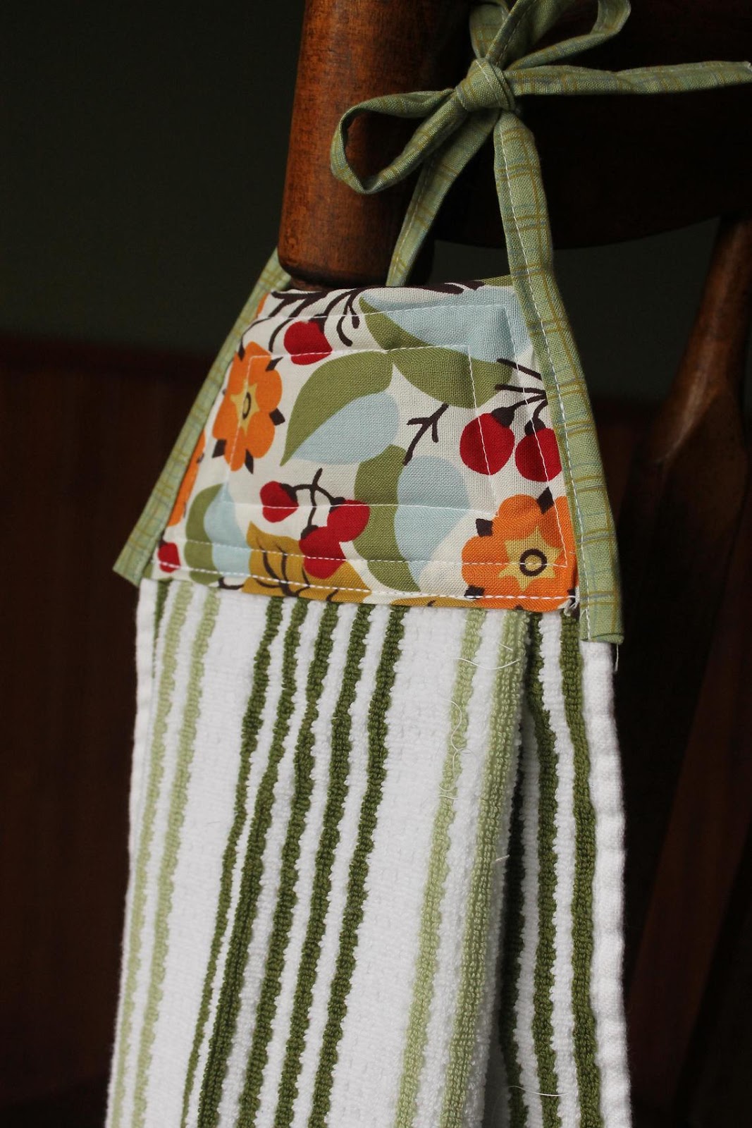 Lilyquilt Hanging Kitchen Towels Tutorial
